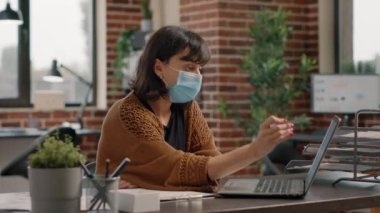 Girişimci masadaki dosya ve dizüstü bilgisayarları analiz ediyor