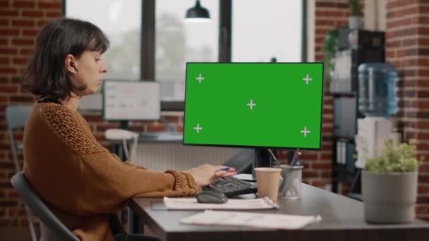 Frau arbeitet mit horizontalem grünen Bildschirm auf Monitor — Stockvideo
