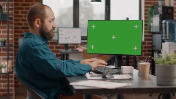 Uomo d'affari che lavora con schermo verde orizzontale sul monitor — Video Stock