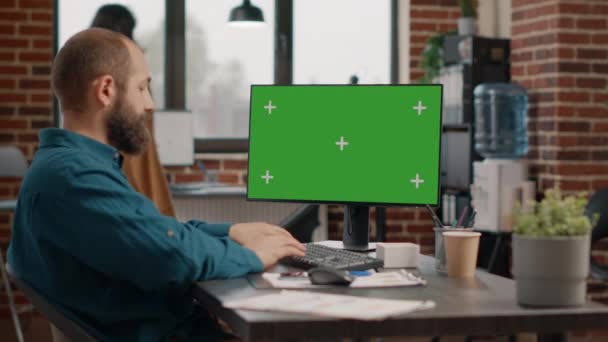 Предприниматель работает с зеленым экраном на компьютере — стоковое видео