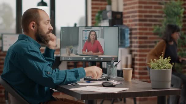 Homem de negócios usando videochamada para falar com mulher no computador — Vídeo de Stock