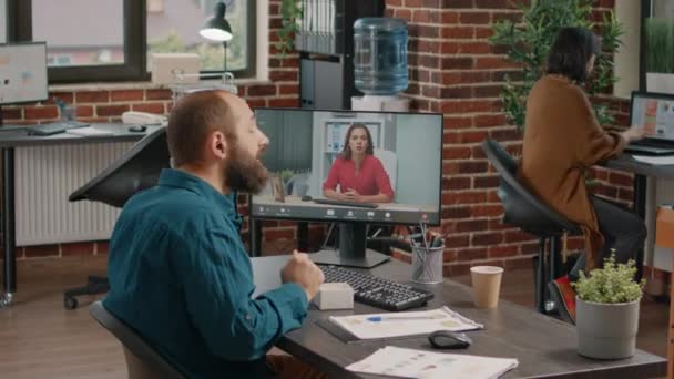 Бизнесмен проводит встречу по видеосвязи с женщиной на компьютере — стоковое видео