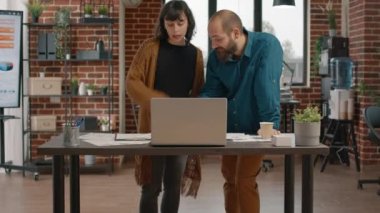 İş arkadaşları iş projesi hakkında tartışıyorlar