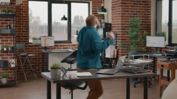 Gelukkig werknemer dansen na het winnen van succesvolle deal — Stockvideo