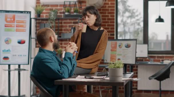 Muž a žena brainstorming nápady plánovat obchodní projekt — Stock video