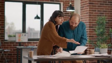 İş arkadaşları proje planlaması hakkında tartışıyorlar
