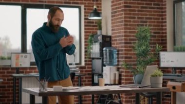 Girişimci önemli iş toplantısına hazırlanıyor
