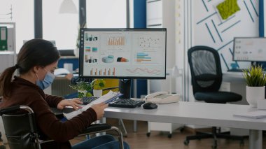 Son teslim tarihi için çalışan engelli personel maske takıyor