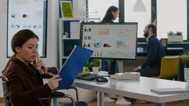 Engelli girişimci müdürle telefonda konuşuyor.