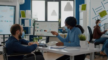 Siyahi çalışanların finansal evrimini açıklayan yüz maskeli geçersiz yönetici