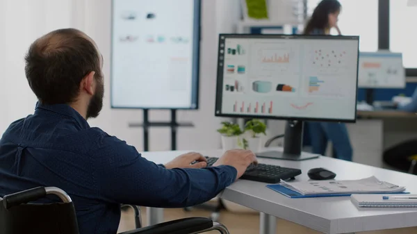 Gehandicapte ondernemer typen op de computer — Stockfoto