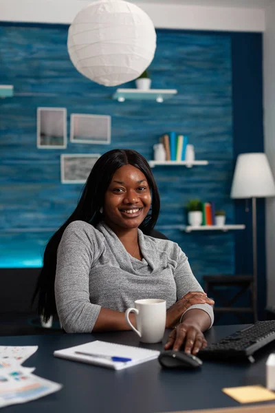 Portrait of cheerful person sitting at desk with computer — Stock Photo, Image