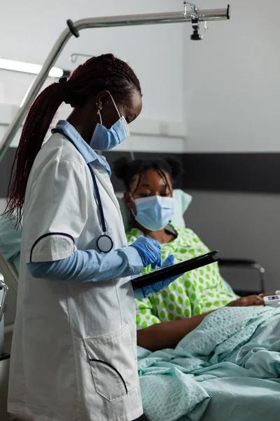 Médecin afro-américain avec masque protecteur médical — Photo