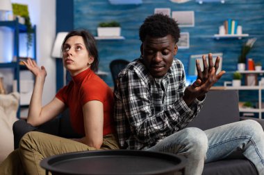 Evde tartışan ırklar arası bir çift.