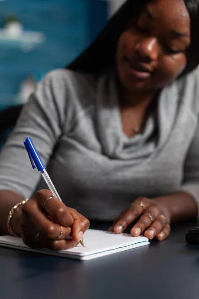 Крупним планом працівник робить нотатки з ручкою на блокноті — стокове фото