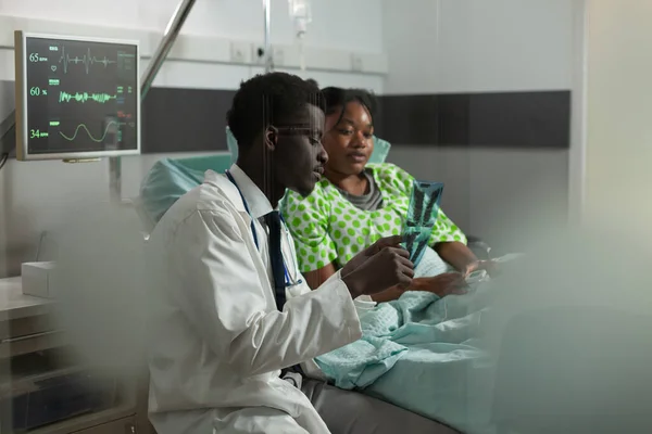 Akciğerleri olan Afrikalı Amerikalı pratisyen doktor, hastalık uzmanlığını açıklıyor. — Stok fotoğraf