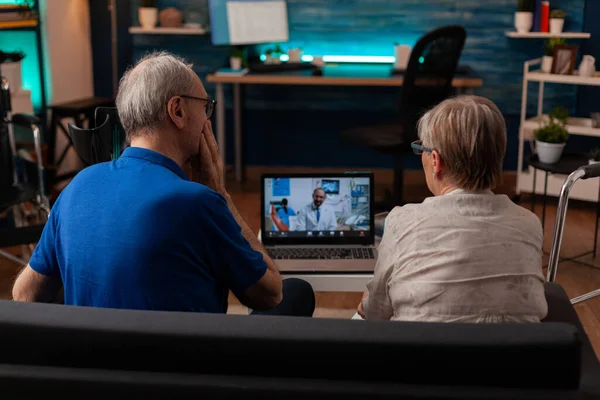 老年人在笔记本电脑上与牙医举行视频会议 — 图库照片