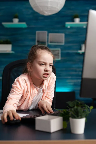 Cansado niño agotado hojeando la información del curso escolar en el ordenador — Foto de Stock
