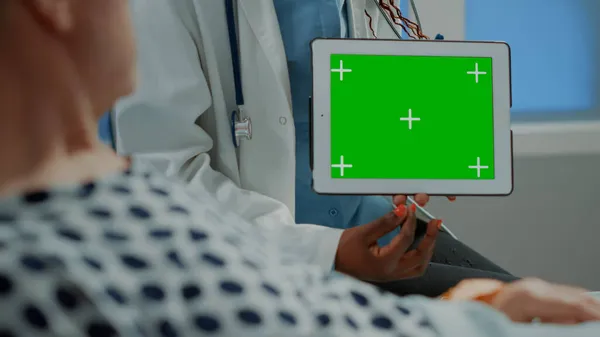 Médecin afro-américain montrant comprimé avec écran vert — Photo