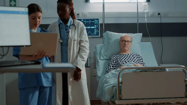 病棟のラップトップを見ている看護師とアフリカ系アメリカ人の医療 — ストック写真
