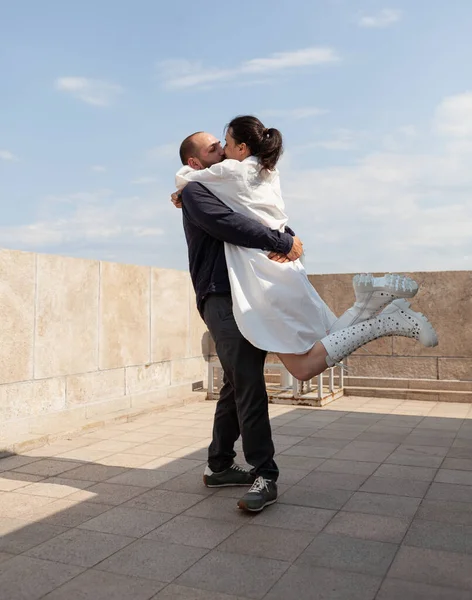 Pareja citas en torre punto de observación pasar relación aniversario —  Fotos de Stock