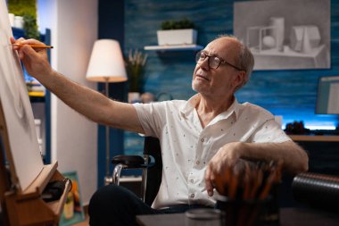 Engelli tuvale resim çizen yaşlı adamın portresi