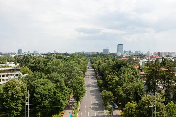 Vista panoramica della città metropolitana con edifici moderni e strada trafficata — Foto Stock