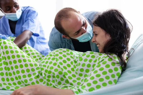 Jovem com dor empurrando para o parto na maternidade — Fotografia de Stock