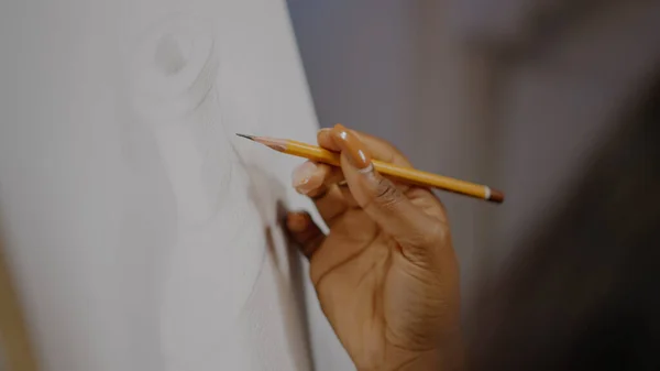 Közelkép a fekete kéz ceruza rajz fehér vászon — Stock Fotó