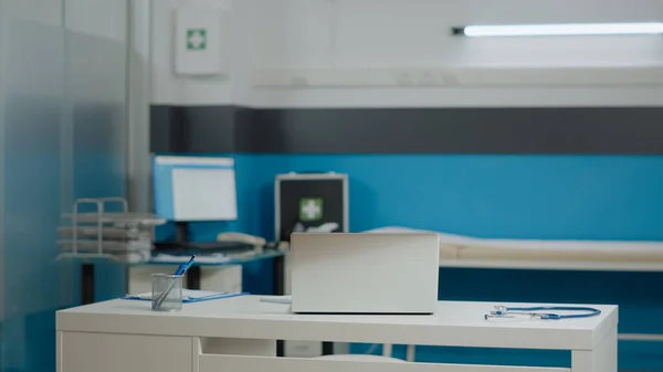 Armário médico vazio nas instalações de saúde — Fotografia de Stock