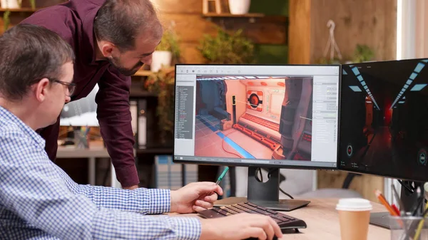 Oyun endüstrisinde grafiksel tasarımcı meslektaşı ile 3D tasarım seviyesini analiz ederken detaylı konuşuyor. — Stok fotoğraf