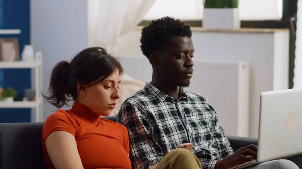 Close-up de casal interracial ter dispositivos modernos — Fotografia de Stock