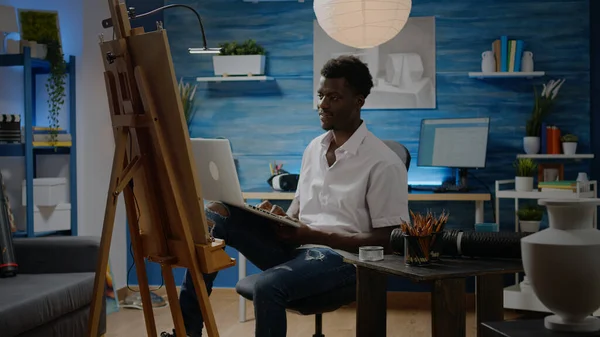 运用艺术设计技术，使用笔记本电脑的黑人创意艺术家 — 图库照片
