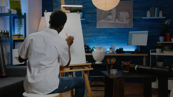 Artista afro-americano trabalhando em tela branca com desenho — Fotografia de Stock