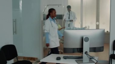 Hastane kliniğindeki bilgisayarın olduğu masayı kapat.
