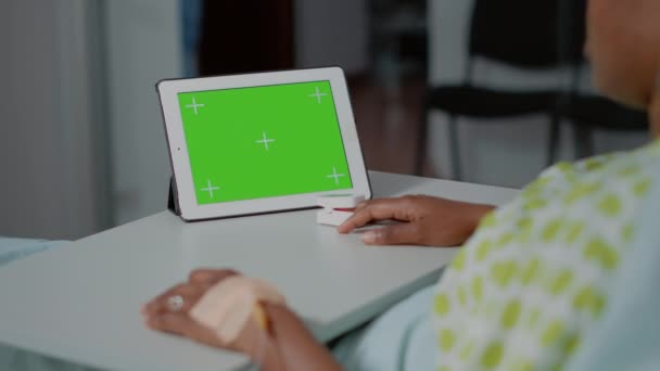 Närbild av horisontell grön skärm på digital surfplatta — Stockvideo