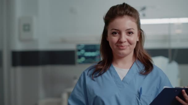 支援するための医療ファイルを持つ女性看護師の肖像 — ストック動画
