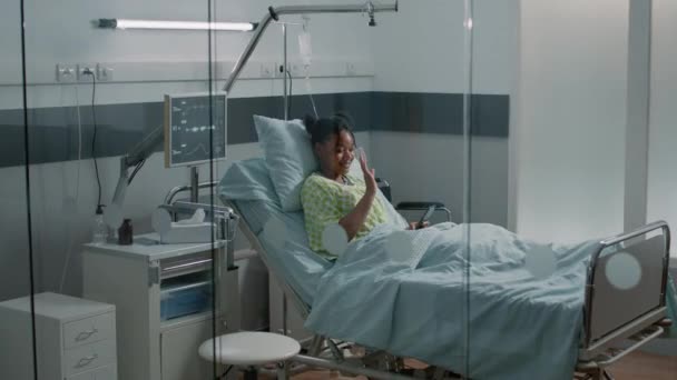 Ill patiënt houden mobiele telefoon om te praten op video gesprek — Stockvideo