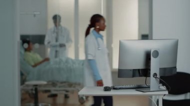 Klinikteki boş ofisteki monitörü kapat.