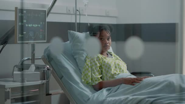 Ritratto di donna afroamericana seduta nel reparto ospedaliero — Video Stock