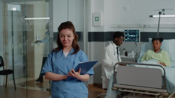 Portret van een vrouw die werkt als verpleegster met controlepapieren — Stockvideo