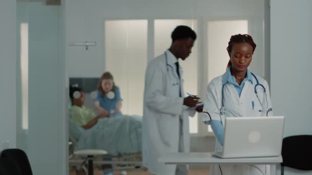 Lékař pracující s technologií na moderním notebooku — Stock video