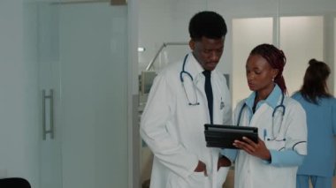 Doktorlar hastaları tedavi etmek için dijital tablet kullanıyorlar.