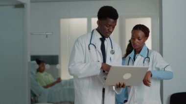 Tedaviyi bulmak için laptopa bakan Afrikalı Amerikalı doktorlar