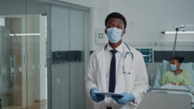 Hastane koğuşunda doktor olarak çalışan bir adamın portresi.