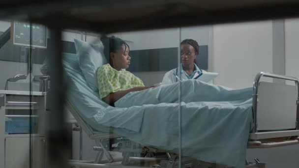 Paziente e medico discutono sul trattamento sanitario — Video Stock