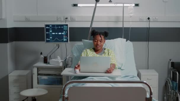 Afrikansk amerikansk kvinna viftar med videosamtal på laptop — Stockvideo