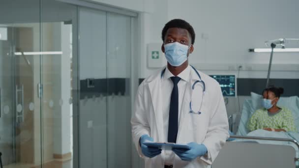 Retrato del hombre trabajando como médico de pie en la sala del hospital — Vídeos de Stock