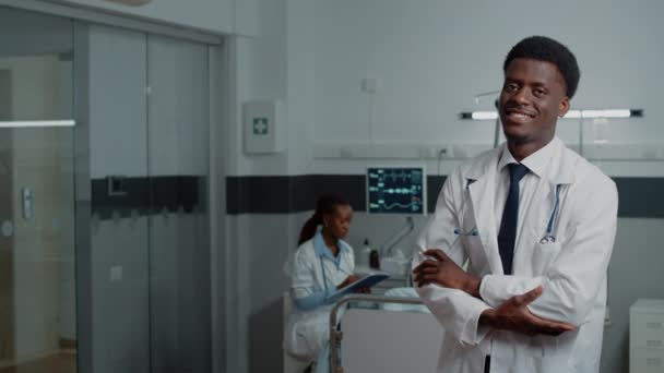 Portret lekarza ze stetoskopem stojącym na oddziale szpitalnym — Wideo stockowe
