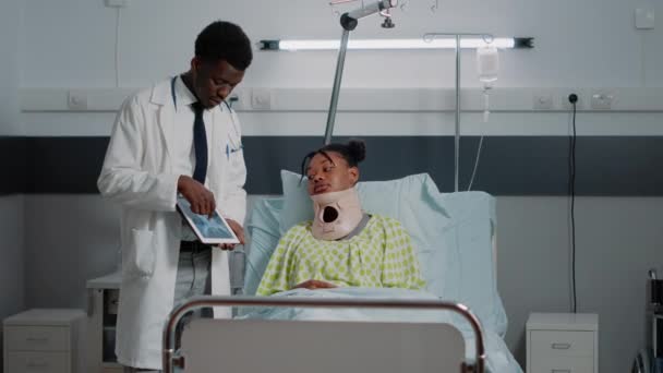Muž zobrazující tablet s rentgenovým snímkem zraněné ženě — Stock video